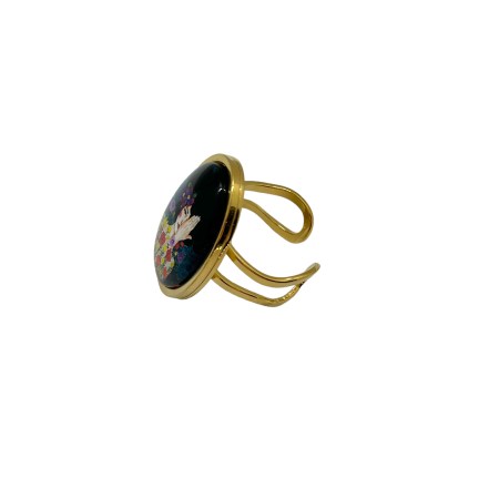 ringsteel gold hiding woman1